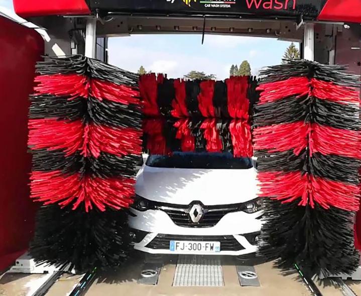 L’équipe de notre car wash utilise des produits spécialement conçus pour préserver la peinture, les surfaces et les matériaux de votre voiture. 